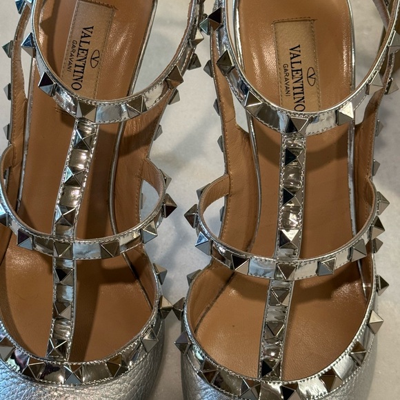 Valentino Garavani Rockstud Metallic Silver T-Strap Pumps Size 40.5 Authentic - Picture 2 of 10